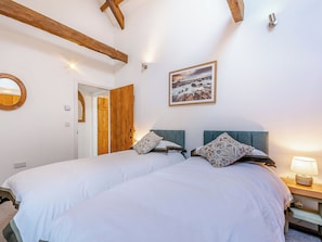 2 bedrooms, free WiFi, bed sheets - 2 bedroom accommodation in Taliaris, near Llandeilo (Taliaris, near Llandeilo)