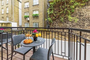 Outdoor dining - PBC | Luxury Two Bedroom Apartment in Soho GT4 (London)