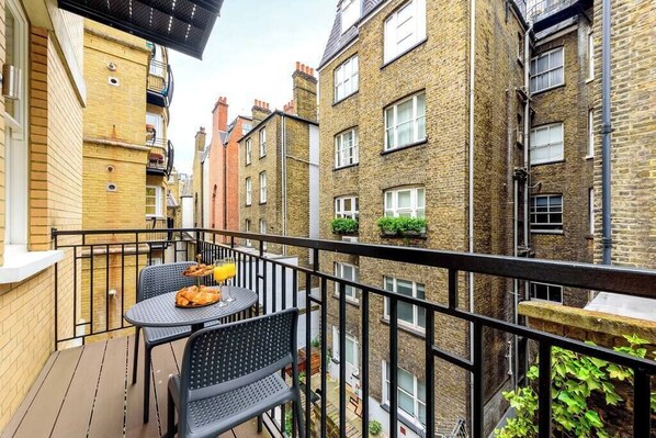 Outdoor dining - PBC | One Bedroom Apartment in Soho GT6 (London)