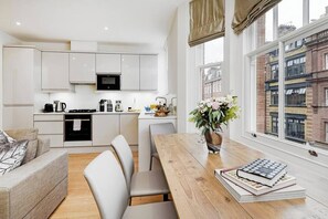 Een koelkast, een microgolfoven, een oven