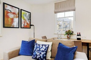 Living area - PBC | Modern One Bedroom Apartment in Soho GT8 (London)