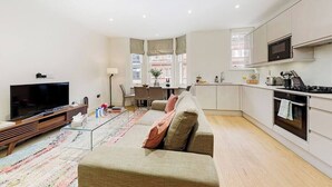 A modern apartment with a living room, kitchen, and dining area. - PBC | Modern One Bedroom Apartment in Central London, Fitzrovia GT10 (London)