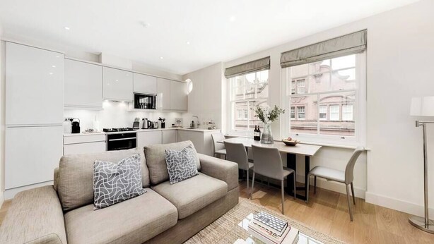 A modern apartment with a kitchen, dining area, and living room. - PBC | Modern One Bedroom Apartment in Fitzrovia GT 11 (London)