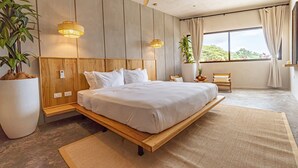 Une chambre moderne avec un lit en bois, de grandes plantes en pot et une vue sur l’extérieur.
