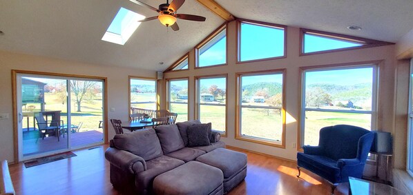 TV, books - ON THE ISLAND CLOSE TO RECREATION CENTER! (Holiday Island)