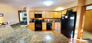 Fridge, microwave, oven, stovetop - ON THE ISLAND CLOSE TO RECREATION CENTER! (Holiday Island)