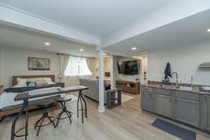 1 bedroom, desk, iron/ironing board, free WiFi - Warm Nest Inn - Newly remodeled spacious studio - across street from St Mary's (Rochester)