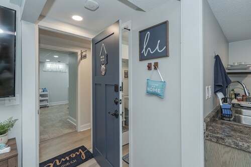 Warm Nest Inn - Newly remodeled spacious studio - across street from St Mary's