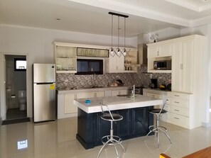 Private kitchen - Spacious Villa near Hundred Islands , Beaches and Resorts in Pangasinan, Phil. (Alaminos)