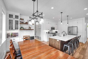 Fridge, microwave, oven, stovetop - Serene & Modern, Steam Shower, Hot Tub, King Beds (Donnelly)