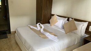 Desk, laptop workspace, free WiFi - Sapphero Precise Goa (Morjim)