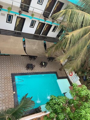 حمّام سباحة خارجي