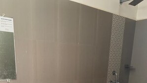 Une salle de bain avec un lavabo, des toilettes et une douche.