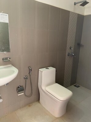 تجهيزات دش، مستلزمات مجانية للعناية الشخصية، مجففات شعر، مناشف