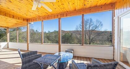 Near Helen-Spacious House on 3 Acres, Mountain Views, Screened Porch, Fire Pit