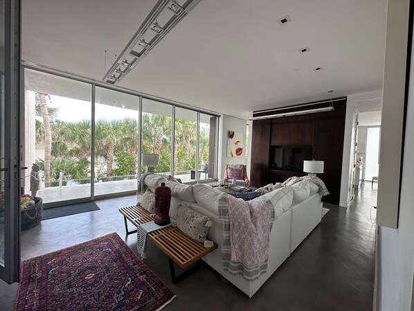 Téléviseur connecté, lecteur de DVD, table de ping-pong, livres