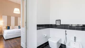 Deluxe-Zimmer | Badezimmer | Dusche, Haartrockner, Handtücher, Seife