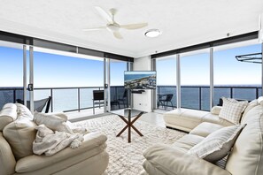 TV - Comfy 2 Bedroom Apartment with Ocean View - Q Stay (Peninsula 32A - 3N - NB) (Surfers Paradise)