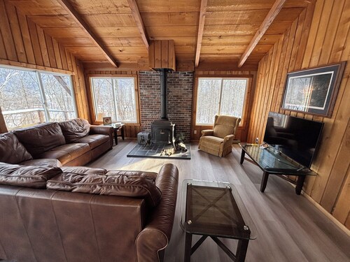 Welcome to The Last Resort. A delightful cabin with Wi-Fi in charming Honeoye.