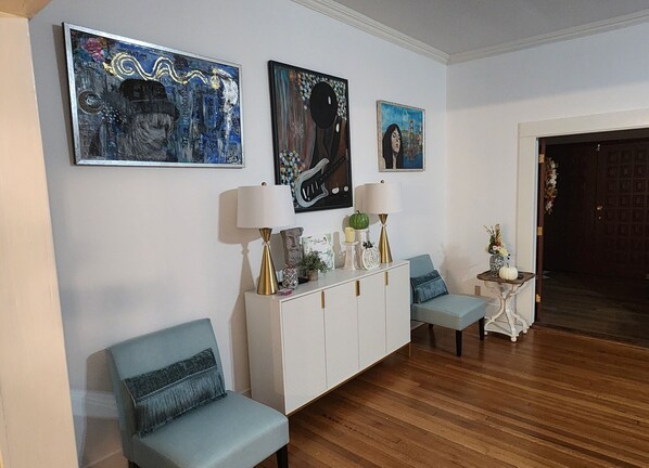 Interior - Spacious 4-bedroom house in the heart of the Garden District with ample parking. (Monroe)