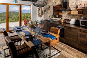 Réfrigérateur, micro-ondes, plaque de cuisson, lave-vaisselle