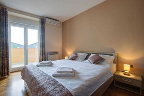 4 bedrooms, iron/ironing board, bed sheets