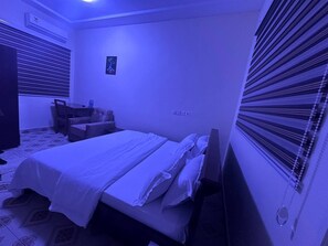 スーペリア ダブルルーム | デスク、ノートパソコン用作業スペース、WiFi (無料)、車椅子でアクセスできる設備