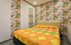 Cuna de viaje, wifi gratis y ropa de cama 