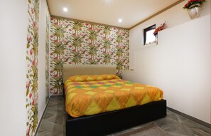 Travel crib, free WiFi, bed sheets