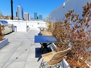 Outdoor dining - Stunning Boutique 2BR Apartment, Close to Everything with AC, fitness room, WiFi (Los Angeles)