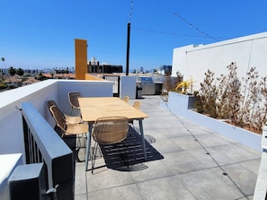 Outdoor dining - Stunning Boutique 2BR Apartment, Close to Everything with AC, fitness room, WiFi (Los Angeles)