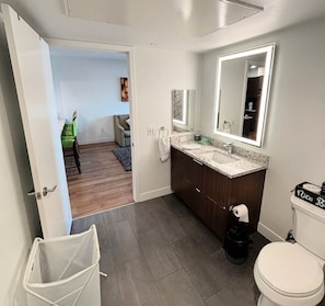 Hair dryer, towels, soap, toilet paper - Stunning Boutique 2BR Apartment, Close to Everything with AC, fitness room, WiFi (Los Angeles)