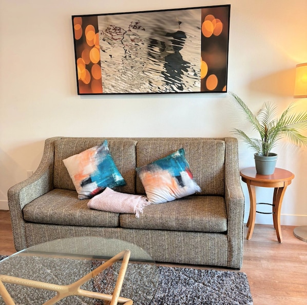 Smart TV - Stunning Boutique 2BR Apartment, Close to Everything with AC, fitness room, WiFi (Los Angeles)