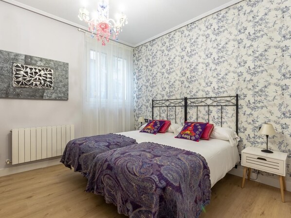 3 habitaciones, tabla de planchar con plancha y cuna de viaje 