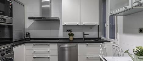 Een koelkast, een microgolfoven, een oven, een kookplaat