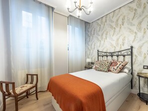 3 chambres, fer et planche à repasser, lit de bébé portatif