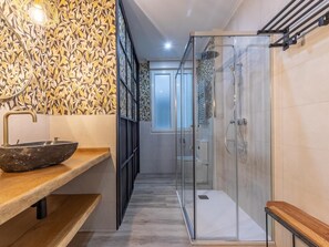 Shower, hair dryer, towels, soap - Acogedor con estilo único junto Centro Azkuna (Bilbao)