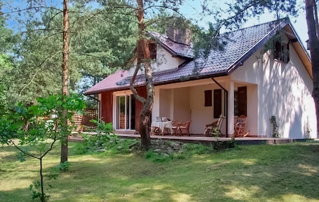 Exterior. Stunning home in Dlugosiodlo with house sea view