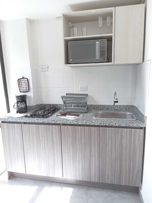 Microwave, stovetop - Studio apartment in front of unilago, close to the T zone and Andino shopping mall (Bogotá)