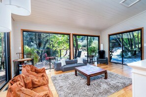 تلفزيون ذكي، مدفأة، كرة قدم الطاولة، كُتُب