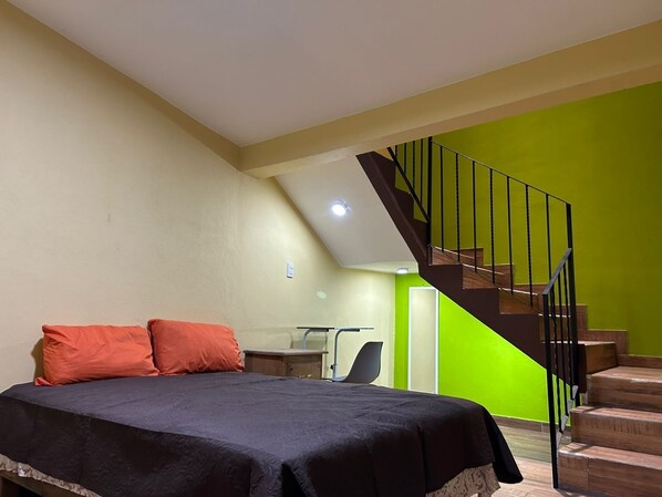 7 bedrooms, WiFi, bed sheets