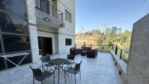 Outdoor dining - Central Secured Compound w/ Hill-view Terrace (Amman)