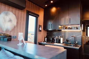 Classic Cabin, Mountain View | Private kitchen | Mini-fridge, stovetop, cookware/dishes/utensils - Tiny Glass Lodge (Selfoss)