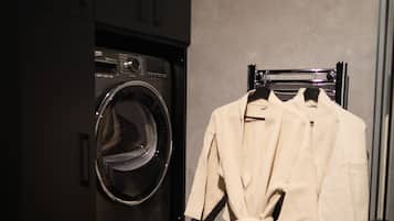 Dusj, toalettartikler (inkludert), hårføner og håndklær