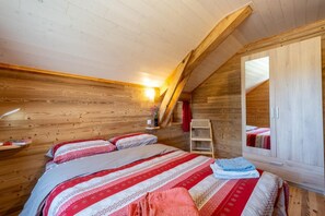 5 bedrooms, travel crib, free WiFi, bed sheets