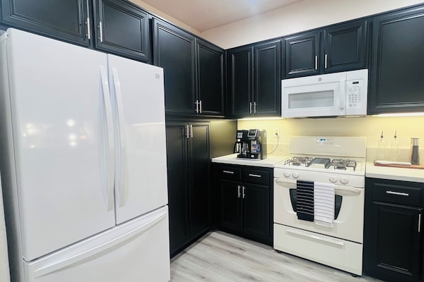 Een koelkast, een magnetron, een oven, een kookplaat