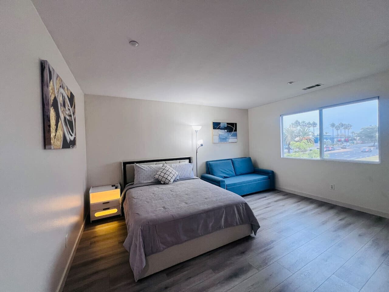 4 habitaciones, tabla de planchar con plancha, wifi y ropa de cama 