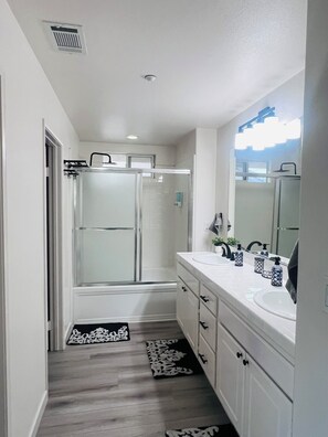Hair dryer, towels, soap, shampoo - Stylish & Fully Renovated Home – Perfect for Relaxation & Adventure! (Oxnard)