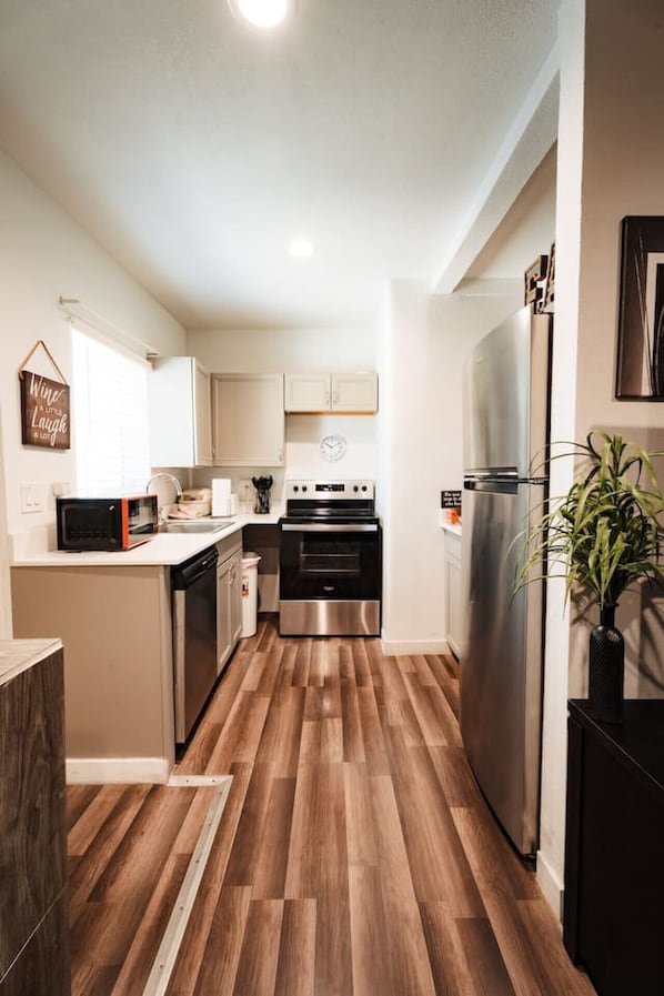 Coffee/tea maker, fridge, microwave, oven