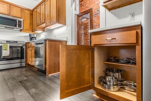 Kjøleskap, mikrobølgeovn, ovn og kokeplater